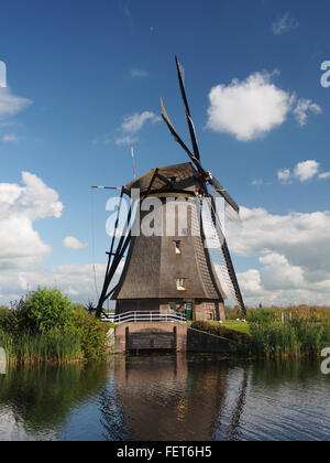 Un moulin à vent hollandais situé à Kinderdijk, aux pays-Bas, est représenté dans le paysage pittoresque de ce site classé au patrimoine mondial de l'UNESCO. Le moulin à vent est un symbole de l'ingénierie néerlandaise et fait partie d'un réseau historique de moulins à vent utilisés pour la gestion de l'eau. Banque D'Images