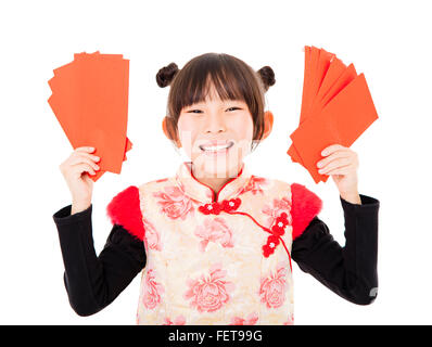 Joyeux Nouvel An chinois.petite fille montrant l'enveloppe rouge Banque D'Images