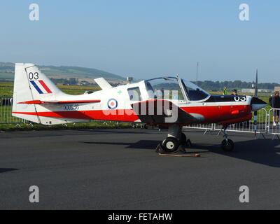 En conservant son ancien entraîneur militaire de couleurs, cet hôtel privé Bulldog est considéré à l'Air Show en 2012 Leuchars Banque D'Images