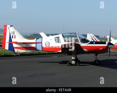 En conservant son ancien entraîneur militaire de couleurs, cet hôtel privé Bulldog est considéré à l'Air Show en 2012 Leuchars Banque D'Images