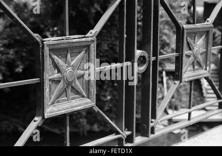 Garde-corps en fer forgé décoratif sur le pont de l'avenue Wilson (construit en 1913) au-dessus de la branche nord de la rivière Chicago dans le quartier de Ravenswood. Banque D'Images