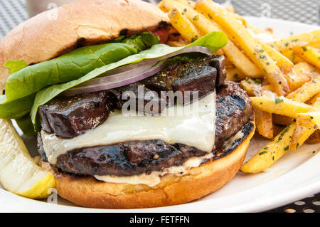 Cochon truffier burger au foie gras et truffe fries, Truffle Pig Restaurant, un endroit à vapeur, Steamboat Springs, Colorado. Banque D'Images