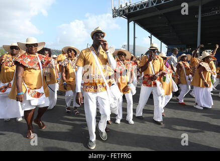 Port of Spain, Trinidad. 8 Février, 2016. Keith Christopher Riley (3e de gauche), premier ministre de Trinité-et-Tobago, et les membres du groupe 'navire' présenté par l'Afrique de l'Ahoy Trinidad All Stars Steel Orchestra, effectuer pendant le défilé des bandes dans le Queen's Park Savannah dans le cadre de la Trinité-et-Tobago Carnival le 08 février 2016 à Port of Spain, Trinidad. (Photo par Sean Drakes/Alamy Live News) Banque D'Images