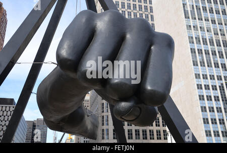 DETROIT, MI - Décembre 24 : 'Le premier', un monument de Joe Louis à Detroit, MI, montré ici le 24 décembre 2015, est l'œuvre de l'al. Banque D'Images