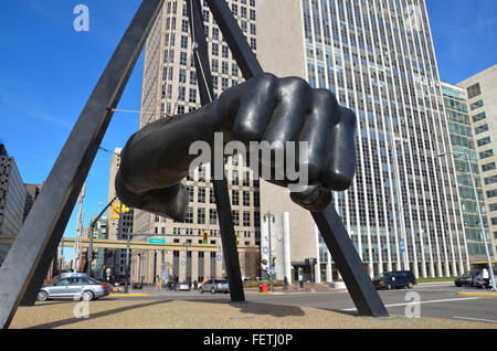 DETROIT, MI - Décembre 24 : 'Le premier', un monument de Joe Louis à Detroit, MI, montré ici le 24 décembre 2015, est l'œuvre de l'al. Banque D'Images