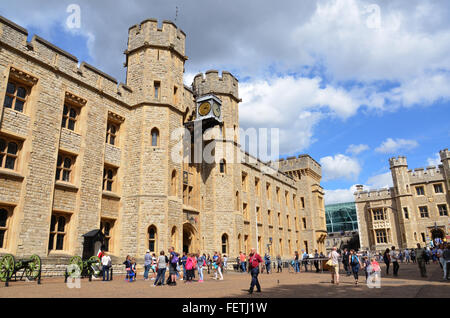 Londres - 6 août : les touristes attendre pour voir les joyaux de la Couronne à la Tour de Londres le 6 août 2015. Banque D'Images