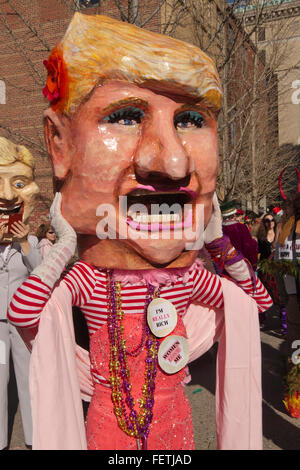 Asheville, Caroline du Nord, USA - 7 Février 2016 : colorés, de plus grand que la vie costumes de Donald Trump candidat présidentielle monopolisant l'attention tandis qu'un caractère d'Hillary Clinton watches en arrière-plan le 7 février 2016 dans le centre de Asheville, Caroline du défilé de Mardi Gras : Judith Bicking Crédit/Alamy Live News Banque D'Images