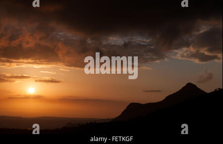 Gamme de montagne et dramatique ciel avec nuages noirs avant le coucher du soleil. Banque D'Images