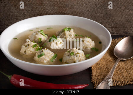 Assiette de la soupe avec des boulettes de poulet Banque D'Images