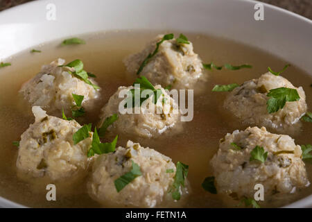 Close up de boulettes de poulet soupe de persil en plaque blanche Banque D'Images