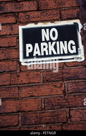 No Parking sign sur un mur de briques. Pittsburgh, PA Banque D'Images