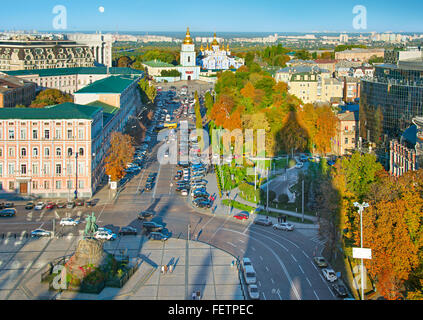 Vue de dessus de la vieille ville de Kiev avec Bogdan Chmielnicki monument et monastère Saint-michel-au-Dôme-dor Banque D'Images