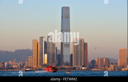 La nouvelle ville de Kowloon et de Hong Kong, le plus haut bâtiment de l'International commerce center ICC, Hong Kong, Chine. Banque D'Images