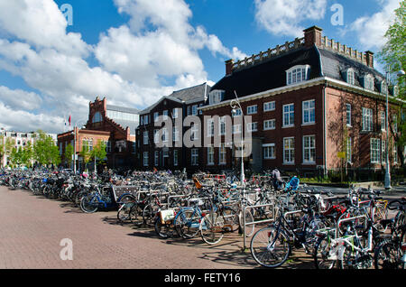 Nombreux vélos stationnés devant les bâtiments traditionnels dans Amsterdam Pays-Bas Banque D'Images