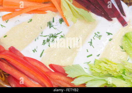 Sauce dip et des légumes frais Banque D'Images