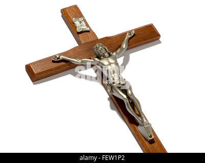 Close up sur un argent métallique figure du Christ crucifié sur une croix en bois Banque D'Images