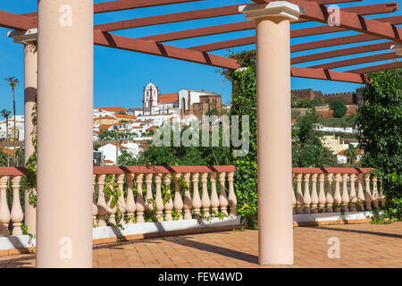 Silves, le château Maure et la cathédrale, vue à partir d'un patio, Albufeira, Algarve, Portugal, Europe Banque D'Images