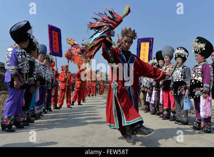 Tongren. Feb 9, 2016. Effectuer les villageois dans la danse de l'assistant de Tongren, de la province du Guizhou, au sud-ouest de la Chine, le 9 février 2016, à l'occasion de la Nouvelle Année lunaire chinoise. Credit : Long Yuanbin/Xinhua/Alamy Live News Banque D'Images