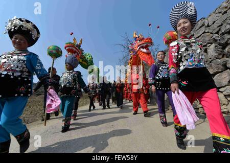 Tongren. Feb 9, 2016. Les villageois effectuer la danse du dragon dans la région de Tongren, de la province du Guizhou, au sud-ouest de la Chine, le 9 février 2016, à l'occasion de la Nouvelle Année lunaire chinoise. Credit : Long Yuanbin/Xinhua/Alamy Live News Banque D'Images