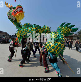 Tongren. Feb 9, 2016. Les villageois effectuer la danse du dragon dans la région de Tongren, de la province du Guizhou, au sud-ouest de la Chine, le 9 février 2016, à l'occasion de la Nouvelle Année lunaire chinoise. Credit : Long Yuanbin/Xinhua/Alamy Live News Banque D'Images