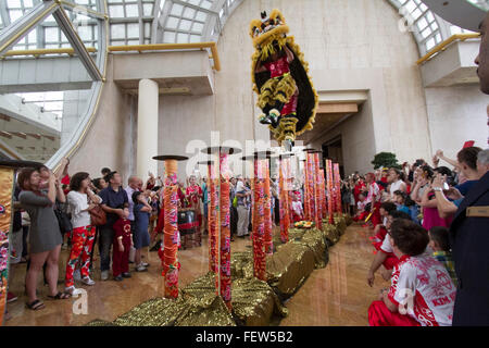 Singapour. 9e février 2016. Les spectacles de danse du lion dans le hall de l'Hôtel Ritz Carlton Hotel Singapore devant des invités à donner des bénédictions et la prospérité dans le cadre de l'Année lunaire chinoise Crédit : célébrations amer ghazzal/Alamy Live News Banque D'Images