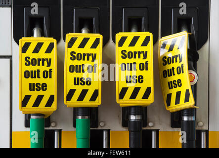 Désolé de l'utilisation de signes sur les pompes à essence dans un garage Banque D'Images