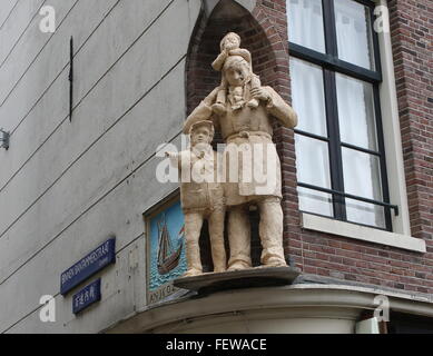 Statue d'un homme et deux enfants à l'extérieur du bar & restaurant Captein & Co sur Binnen Bantammerstraat et Kromme Waal Banque D'Images