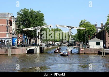 Vieux pont-levis en bois blanc où la rivière Amstel répond aux nouveaux canal Herengracht, Amsterdam, Pays-Bas (à côté du musée de l'Ermitage) Banque D'Images