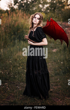 Sorcière avec des ailes et snake Banque D'Images