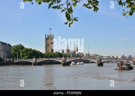 Vue sur Ville et Westminster tamise le long de South Bank avec Lambeth Bridge. Londres. L'Angleterre Banque D'Images