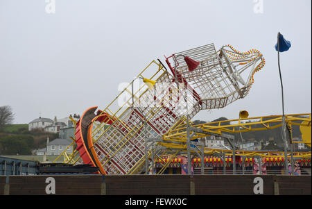 Hastings, East Sussex, UK. 9e février 2016. Pour le Rough Ride Helter Skelter au Flamingo Park, Hastings comme la force de la tempête d'Imogen hits la côte sud resort. Banque D'Images