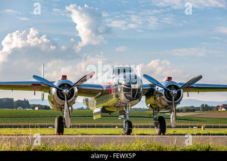 North American Aviation B-25 Mitchell bomber (immatriculé N6123C) exploité par Red Bull's "The Flying Bulls". Banque D'Images