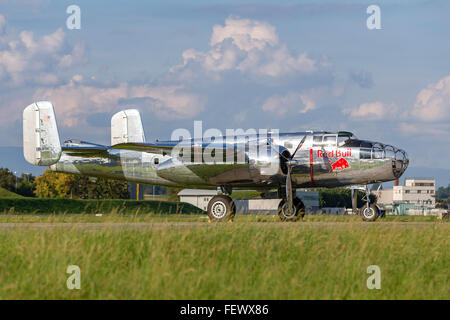 North American Aviation B-25 Mitchell bomber (immatriculé N6123C) exploité par Red Bull's "The Flying Bulls". Banque D'Images