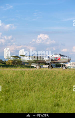 North American Aviation B-25 Mitchell bomber (immatriculé N6123C) exploité par Red Bull's "The Flying Bulls". Banque D'Images