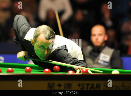 L'Angleterre Martin Gould en action durant la finale 2016 Snooker maîtres allemands contre Belgique's Luca Brecel à Berlin, Allemagne, 07 février 2016. Photo : ROLAND POPP/DPA - AUCUN FIL SERVICE - Banque D'Images