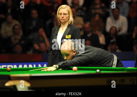 Luca Brecel de Belgique (R) en action lors de la finale 2016 Snooker maîtres allemands contre l'Angleterre Gould à Berlin, Allemagne, 07 février 2016. Photo : ROLAND POPP/DPA - AUCUN FIL SERVICE - Banque D'Images