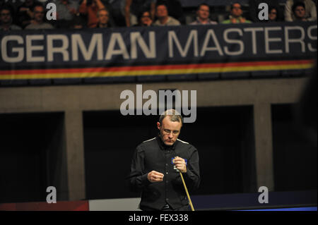 L'Angleterre Martin Gould en photo lors de la finale 2016 Snooker maîtres allemands contre Belgique's Luca Brecel à Berlin, Allemagne, 07 février 2016. Photo : ROLAND POPP/DPA - AUCUN FIL SERVICE - Banque D'Images