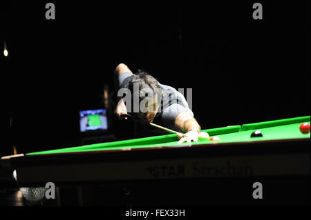 Berlin, Allemagne. 08Th Feb 2016. Les joueurs de snooker professionnel anglais Ronnie O'Sullivan en action pendant une session de formation dans les coulisses comme il sert comme co-commentateur pour Eurosport pendant la 2016 Snooker maîtres allemands à Berlin, Allemagne, 06 février 2016. Photo : ROLAND POPP/DPA - PAS DE FIL - SERVICE/dpa/Alamy Live News Banque D'Images