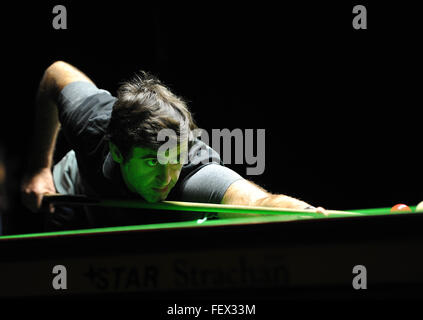 Berlin, Allemagne. 08Th Feb 2016. Les joueurs de snooker professionnel anglais Ronnie O'Sullivan en action pendant une session de formation dans les coulisses comme il sert comme co-commentateur pour Eurosport pendant la 2016 Snooker maîtres allemands à Berlin, Allemagne, 06 février 2016. Photo : ROLAND POPP/DPA - PAS DE FIL - SERVICE/dpa/Alamy Live News Banque D'Images