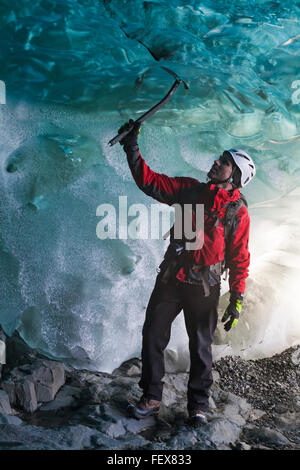 Grimpeur sur glace dans la caverne de glace à Breidamerkurjokull Breiðamerkurjökull Grotte de glace, Crystal Cave dans le parc national du Vatnajökull, au Sud Est de l'Islande en Janvier Banque D'Images