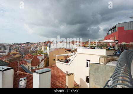 Terrasse dans le Miradouro de Santa Catarina, Lisbonne, Portugal, Europe Banque D'Images