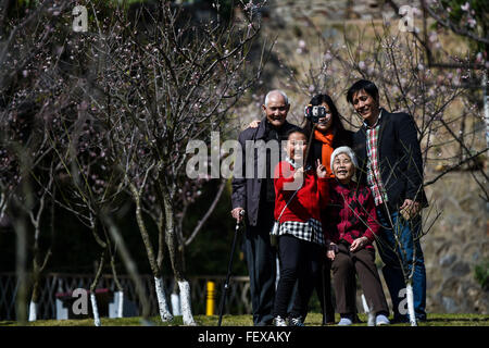 Shenzhen, la province chinoise du Guangdong. Feb 9, 2016. Les visiteurs à une prune jardin selfies à Shenzhen, province du Guangdong en Chine du sud, le 9 février 2016. © AAM Siqian/Xinhua/Alamy Live News Banque D'Images