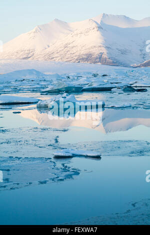 Magnifique paysage à Jokulsarlon Glacial Lagoon, sur le bord du Parc National du Vatnajokull, l'Islande en Janvier Banque D'Images