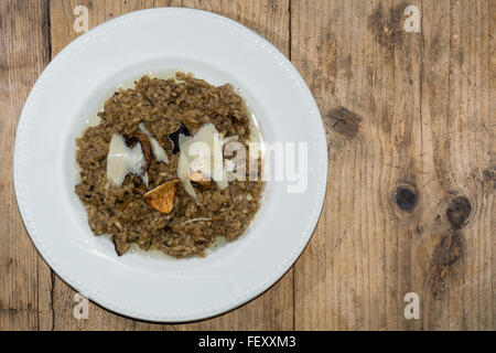 Risotto aux champignons sauvages. Champignons sauvages, poireaux et parmesan risotto : Risotto de champignon sauvage Banque D'Images