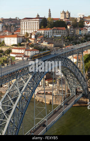 Pont Dom Luis I. Construit en 1887, le Pont Dom Luis I est un système à deux vitesses qui s'étend sur le courant rapide de la rivière Douro. Banque D'Images