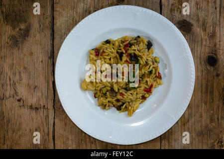 Pâtes Risotto provençal. Riso Pâtes aux aubergines, courgettes, poivrons et sauce au parmesan : Provancal Pâtes Riso Banque D'Images