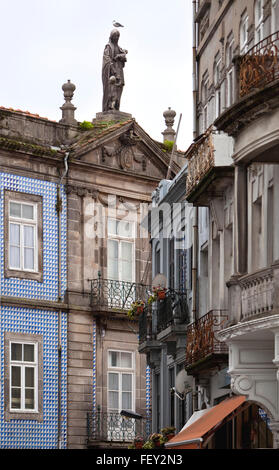 Porto, Portugal. Dans le centre historique de Porto chaque virage d'une route apporte de nouvelles choses à découvrir et à admirer. Banque D'Images