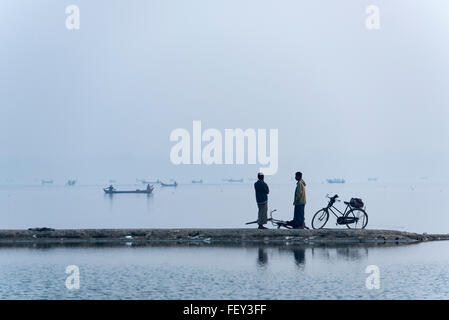Lac Taungthaman dans Amarapura près de Mandalay, Birmanie (Myanmar) Banque D'Images