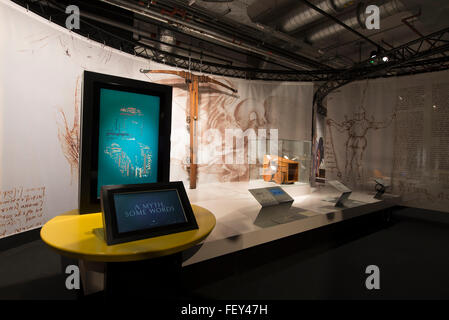 Science Museum, Londres, Royaume-Uni. 9 Février, 2016. Léonard de Vinci : La mécanique de génie, explore ce grand génie de la Renaissance à travers 39 modèles historiques de ses inventions y compris des machines volantes, de l'équipement de plongée et d'armes, avec des reproductions à grande échelle de ses célèbres dessins et croquis. Credit : Malcolm Park editorial/Alamy Live News Banque D'Images