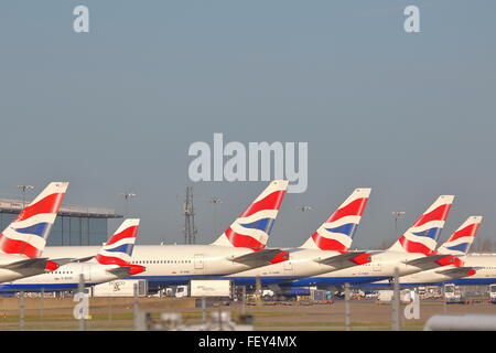 Les avions de British Airways stationné à la porte à l'aéroport Heathrow de Londres, UK Banque D'Images